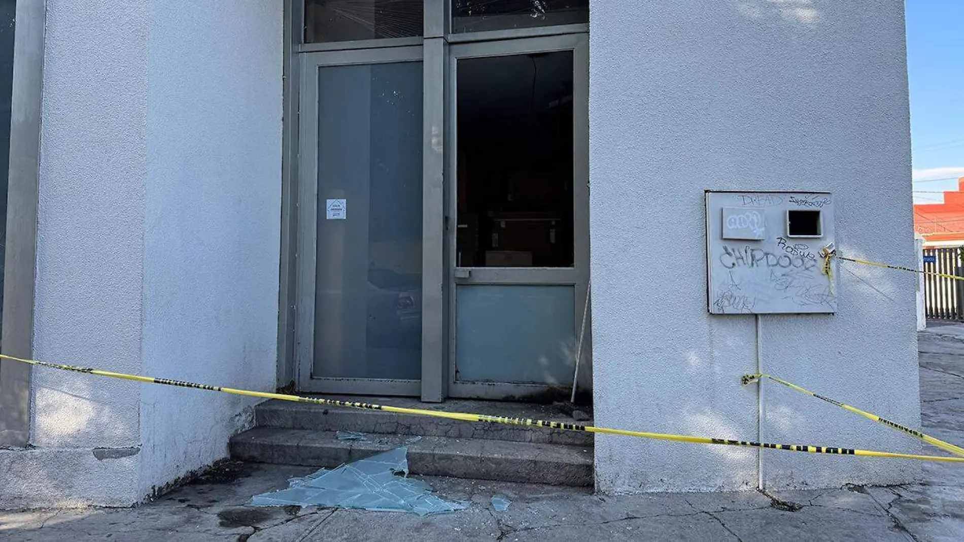 Una bodega del banco BBVA fue vandalizada la madrugada de este martes en la colonia Humbolt